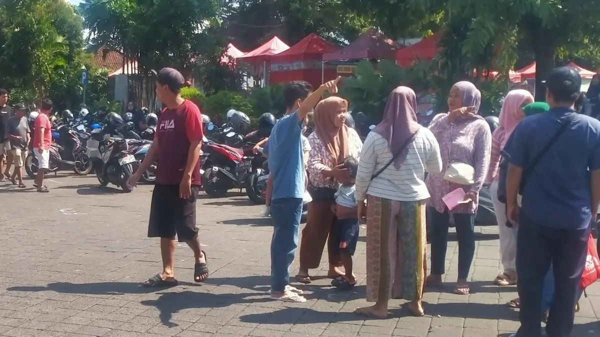 Suasana para pedagang Pasar Senggol Tabanan yang sedang berupaya mencari dan mengenali lokasi lapak baru mereka di areal Gedung Kesenian I Ketut Maria, lokasi relokasi sementara, jelang pemindahan yang dijadwalkan besok. (Foto Juliadi) 