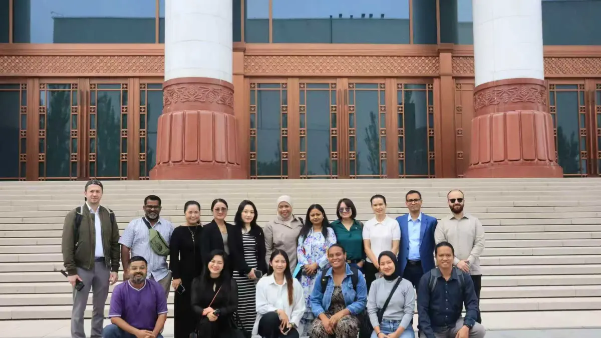 Para jurnalis peserta program China International Press Communication Center (CIPCC) yang berasal dari kawasan Asia Pasifik berfoto bersama di depan Museum Partai Komunis Tiongkok, salah satu museum terbesar yang menyajikan perjalanan sejarah bangsa Tiongkok.(Foto Eka Prasetya)&nbsp;
