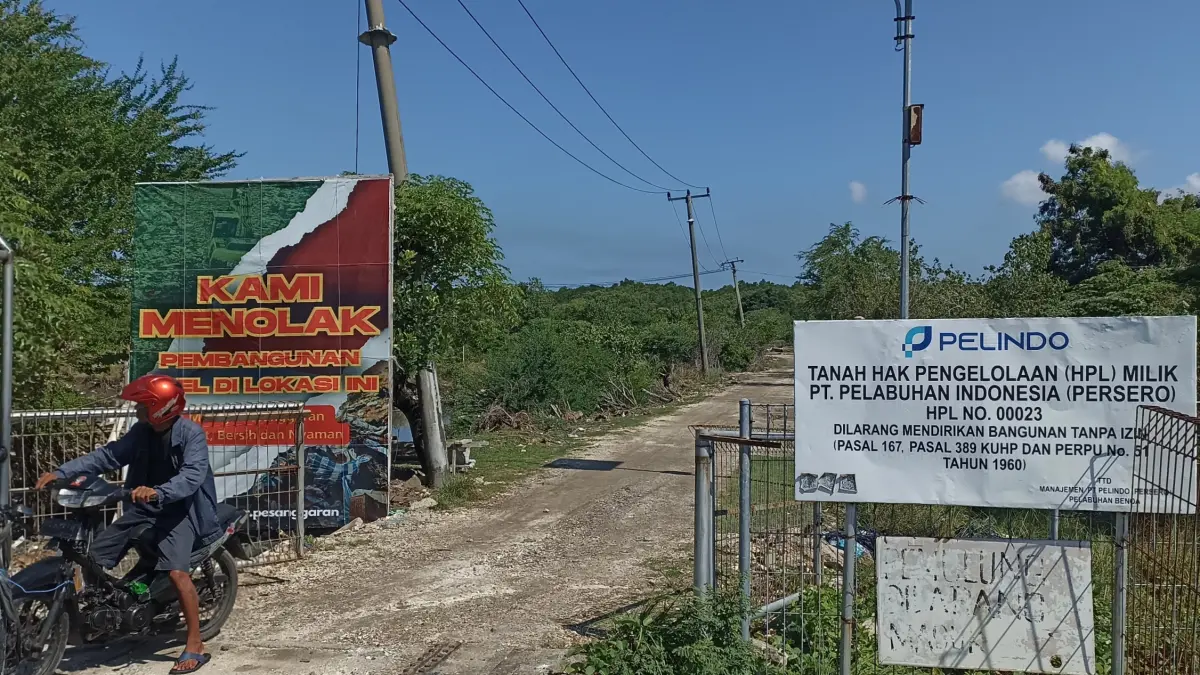 Tampak lahan milik Pelindo di kawasan Benoa yang direncanakan sebagai lokasi pembangunan Pengolahan Sampah Menjadi Energi Listrik (PSEL). Di lokasi ini pun terpasang baliho penolakan dari warga sekitar.(Foto: Adrian Suwanto)&nbsp;