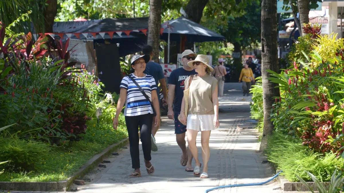 Sejumlah wisatawan terlihat menikmati waktu liburan di kawasan Sanur, Bali. Meski nilai tukar dolar menguat, tingkat hunian hotel belum mengalami lonjakan signifikan karena terhalang dampak perang di Timur Tengah yang memicu kenaikan harga tiket pesawat.(Foto Adrian Suwanto)&nbsp;