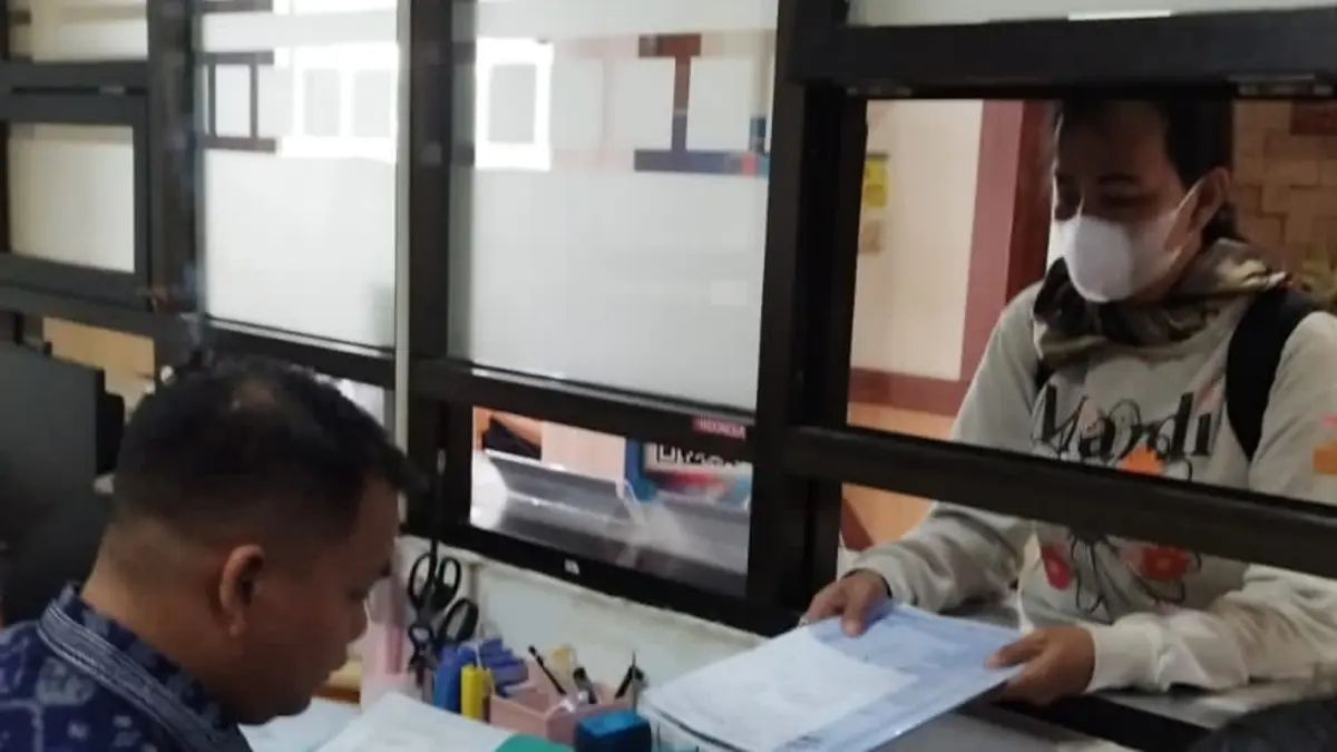Petugas Dit Lantas Polda Bali melayani warga yang mengurus administrasi kendaraan bermotor di gedung pelayanan BPKB. Pihak kepolisian membenahi fasilitas dan kinerja petugas agar masyarakat mendapatkan pelayanan prima, transparan, dan sesuai prosedur. (Foto Adrian Suwanto)&nbsp;