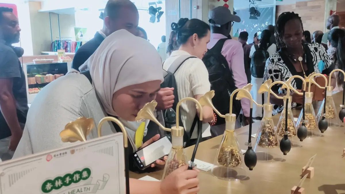 Para peserta China International Press Communication Center (CIPCC) saat mengunjungi Zhima Health, salah satu pusat pengobatan dan produk herbal terbesar yang ada di Beijing, Tiongkok.(Foto Eka Prasetya)&nbsp;
