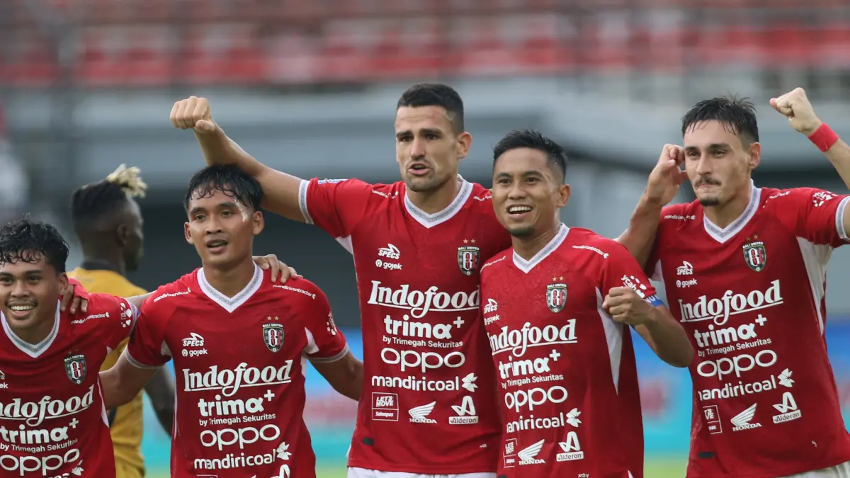 Penyerang Bali United, Boris Kopitovic (tengah) melakukan selebrasi usai mencetak gol ke gawang Bhayangkara Presisi Lampung FC pada laga pekan ke-33 BRI Super League 2025/26 di Stadion Kapten I Wayan Dipta, Gianyar. (Foto Miftahuddin M. Halim) 