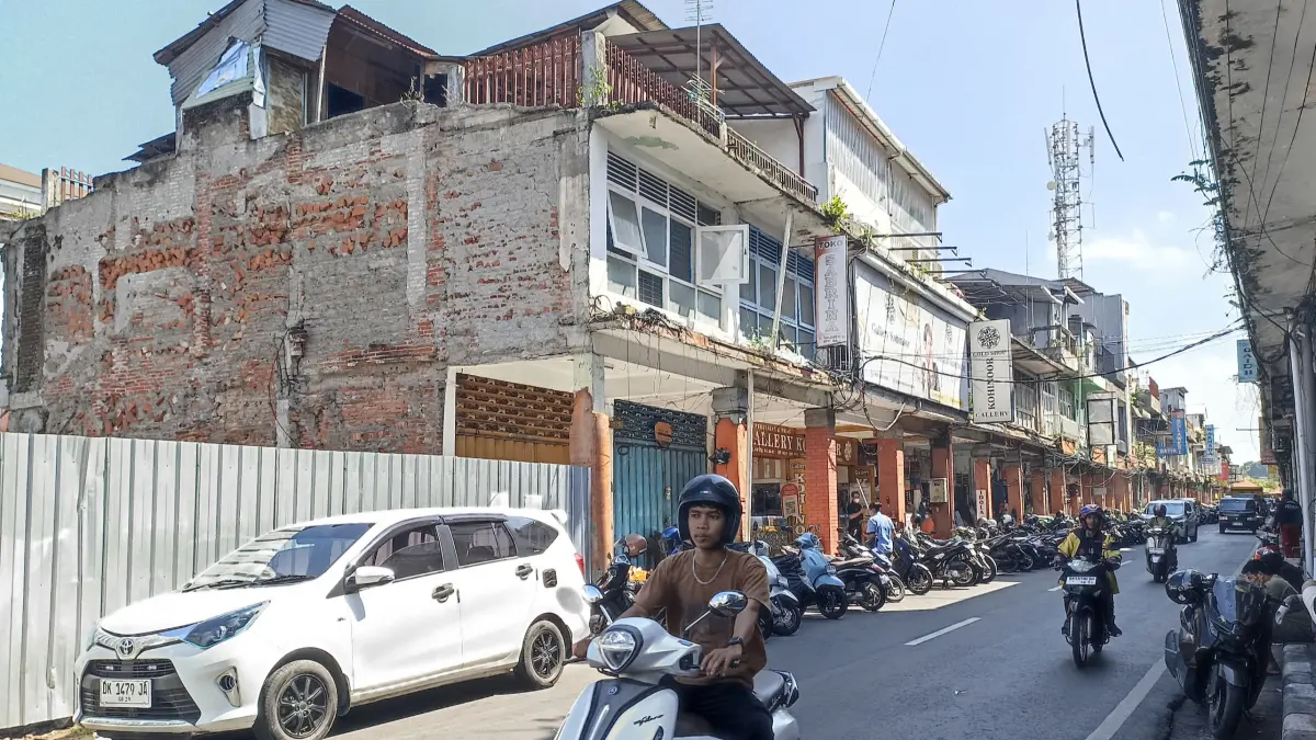 Suasana kawasan pertokoan di Jalan Sulawesi, Denpasar, yang akan segera ditata ulang oleh Pemerintah Kota Denpasar mulai awal Juni 2026. Penataan ini mewajibkan bangunan mundur sejauh 3 meter dari bantaran sungai demi keamanan dan ketertataan wilayah.(Foto Adrian Suwanto)&nbsp;

&nbsp;