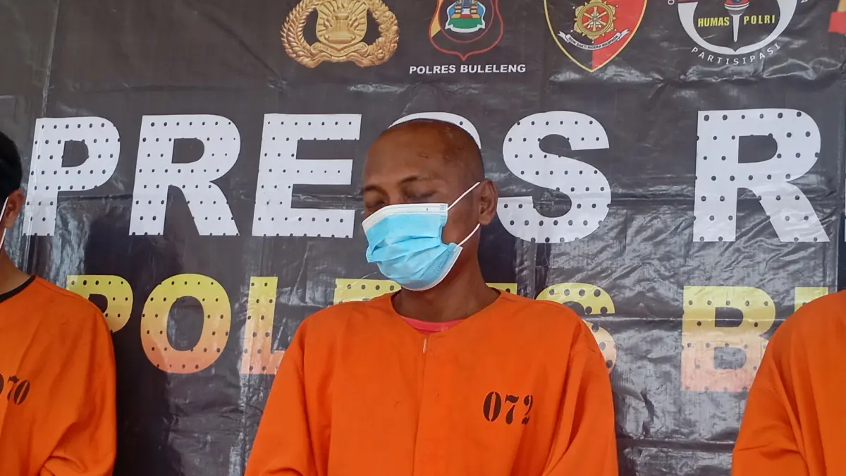 Terdakwa Irfan Effendy saat dirilis ke publik oleh penyidik Polres Buleleng pada tahun 2025 lalu. Ia kini dijatuhi hukuman 17 tahun penjara karena terbukti melakukan tindak pidana persetubuhan terhadap anak kandungnya sendiri. (Foto Junior)&nbsp;
