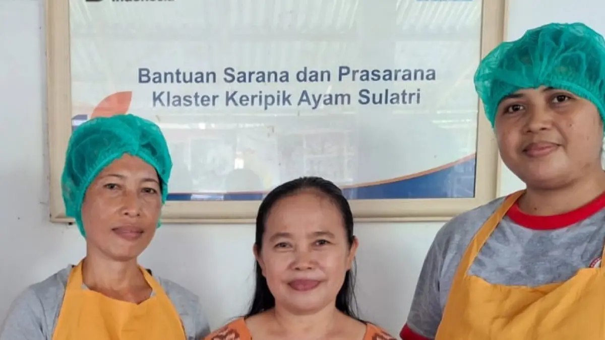 Klaster Keripik Ayam Biru yang digagas Ni Luh Sri Wahyuningsih kini telah berkembang pesat, dengan kemampuan memproduksi hingga 400 kilogram keripik setiap harinya. Usaha ini juga mendapatkan dukungan penuh melalui program Klasterku Hidupku dari BRI.(Foto Marsellus Pampur)&nbsp;

&nbsp;