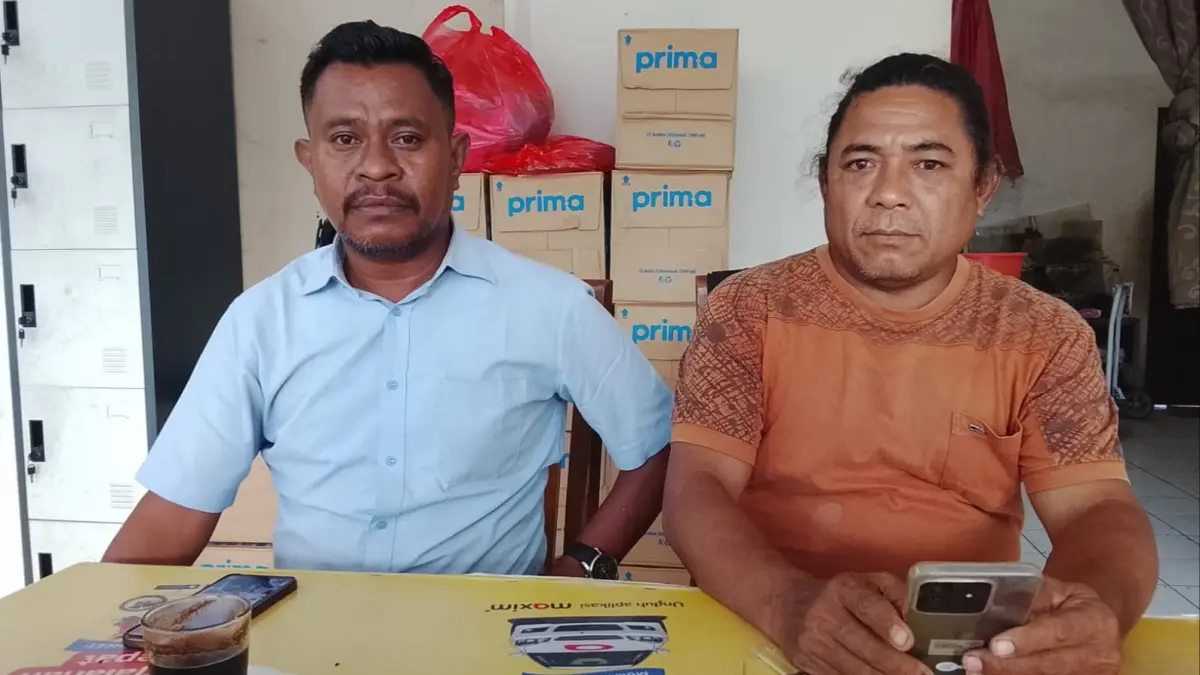 Pengacara korban, Naldi E. Saban (kiri) bersama orang tua korban Sefron Bureni seusai memberikan keterangan di Polres Tabanan. (Istimewa) 