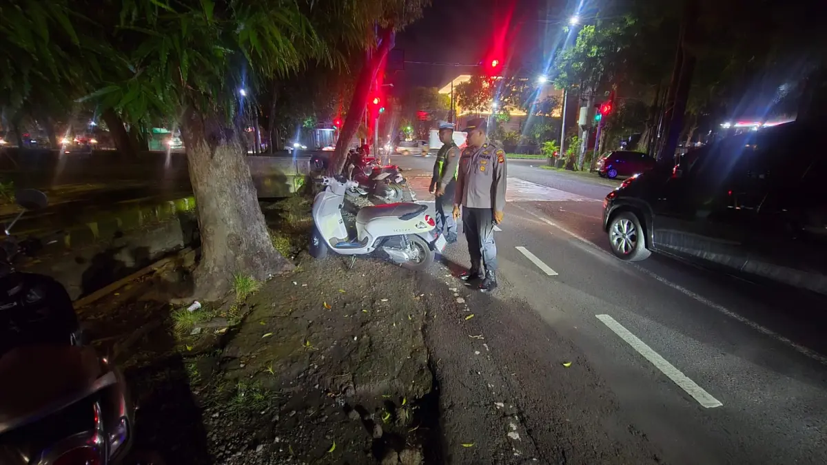 Sejumlah personel kepolisian terlihat melaksanakan kegiatan patroli mulai malam hingga dini hari di berbagai titik yang dianggap rawan terjadinya aksi balap liar dan tindak kriminalitas di wilayah Kota Denpasar. (Foto Polsek Densel)&nbsp;

&nbsp;