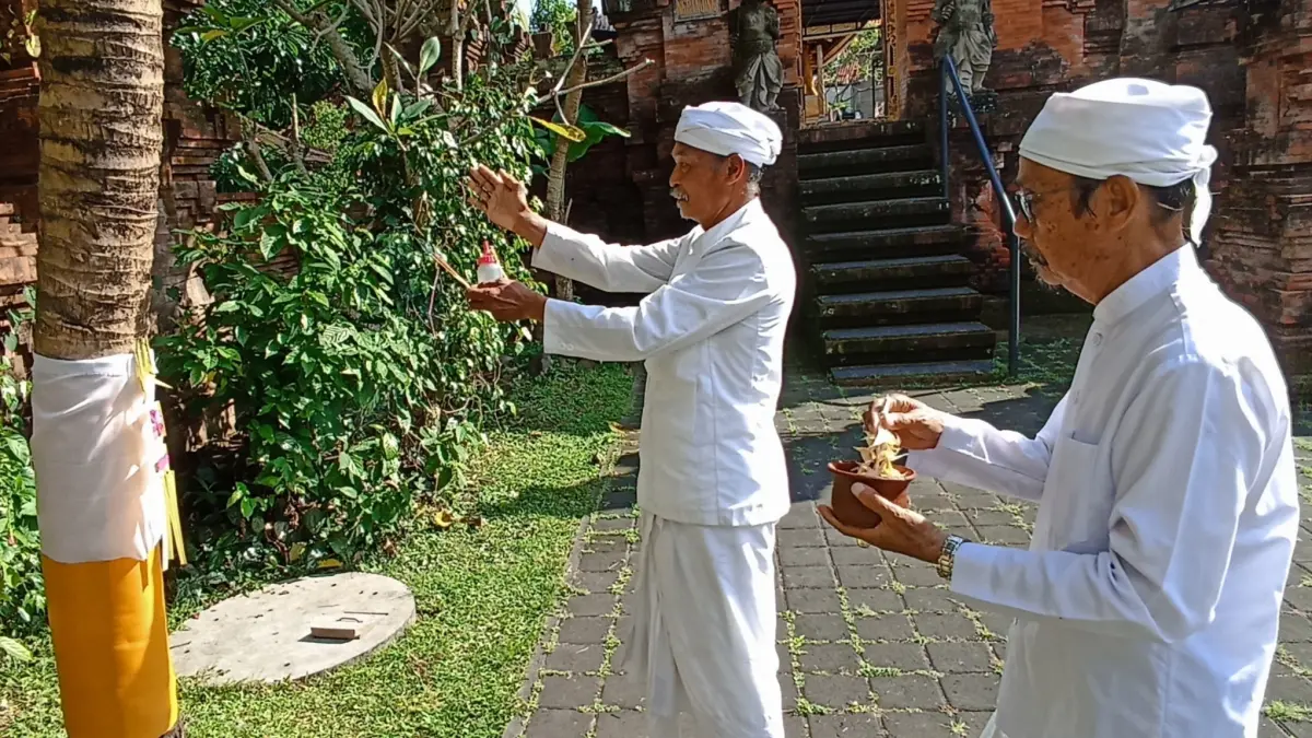 Kegiatan persembahyangan Hari Raya Tumpek Wariga di Pura Agung Lokanatha, kawasan Lapangan Lumintang, Denpasar. (Foto Adrian Suwanto)&nbsp;