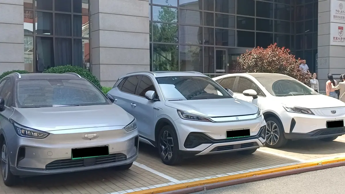 Mobil listrik tampak parkir berderet di depan salah satu gedung di area Renmin University of China.(Foto Eka Prasetya) 