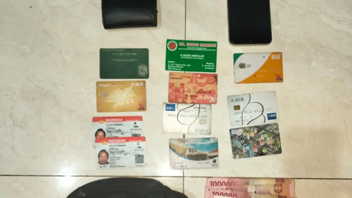 Petugas kepolisian memperlihatkan sejumlah barang bukti yang berhasil diamankan, mulai dari tas selempang, uang tunai, telepon genggam, hingga kendaraan yang digunakan pelaku saat melakukan aksi pencurian di kawasan SPBU. (Foto Polres Jembrana)&nbsp;
&nbsp;