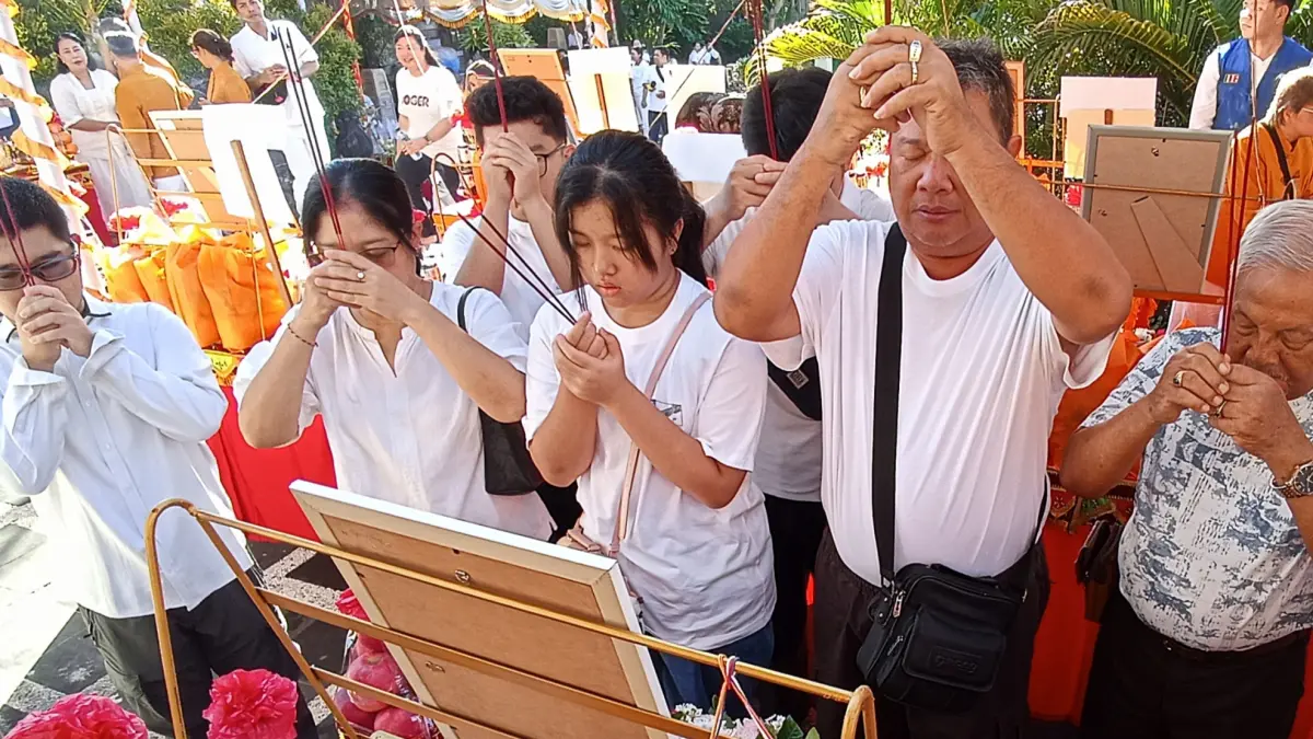 Upacara Pattidana atau tradisi pelimpahan jasa kebajikan, Minggu (24/5). Upacara ini menjadi wujud rasa bakti dan penghormatan umat kepada para leluhur, kerabat yang telah meninggal, hingga mereka yang tidak lagi memiliki sanak keluarga atau terlupakan. (Foto Adrian Suwanto) 