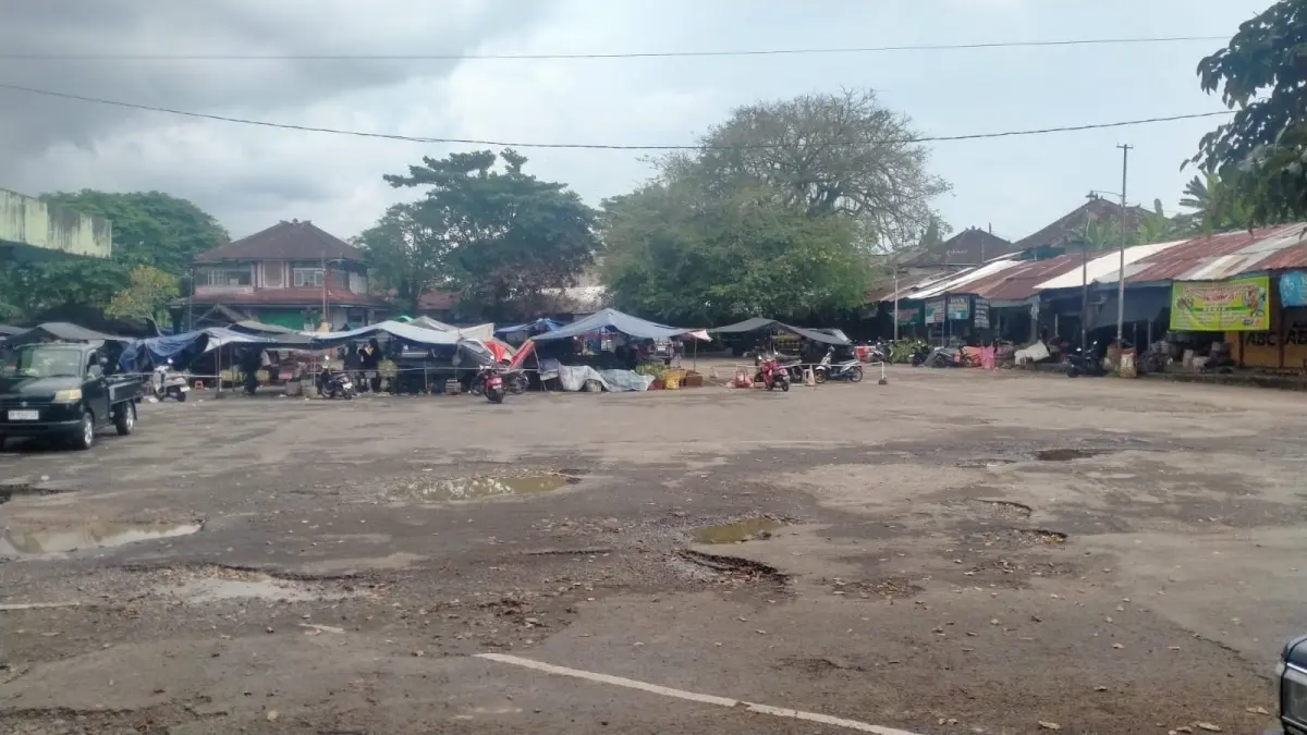 Kondisi Terminal Pesiapan Tabanan yang menjadi lokasi berjualan bagi pedagang sayur menggunakan kendaraan mobil pickup bakal direvitalisasi oleh Pemkab Tabanan.  (Foto Juliadi) 