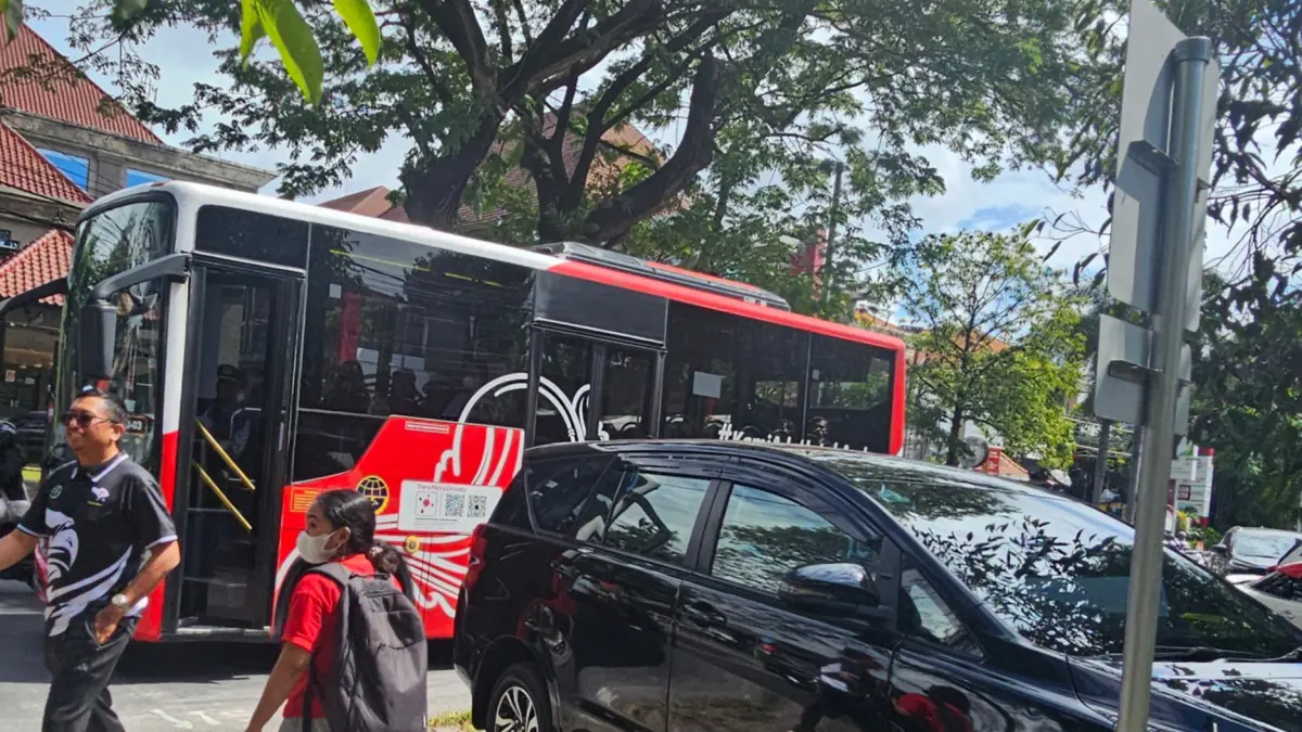 Pemasangan rambu bus Trans Metro Dewata, Jumat (22/5) lalu. (Foto Ni Kadek Novi Febriani) 