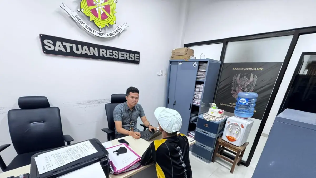Petugas Polsek Bandara Ngurah Rai melakukan pemeriksaan terhadap 13 calon jemaah haji yang diduga akan berangkat secara nonprosedural di Terminal Internasional Bandara I Gusti Ngurah Rai, Badung. (Istimewa) 