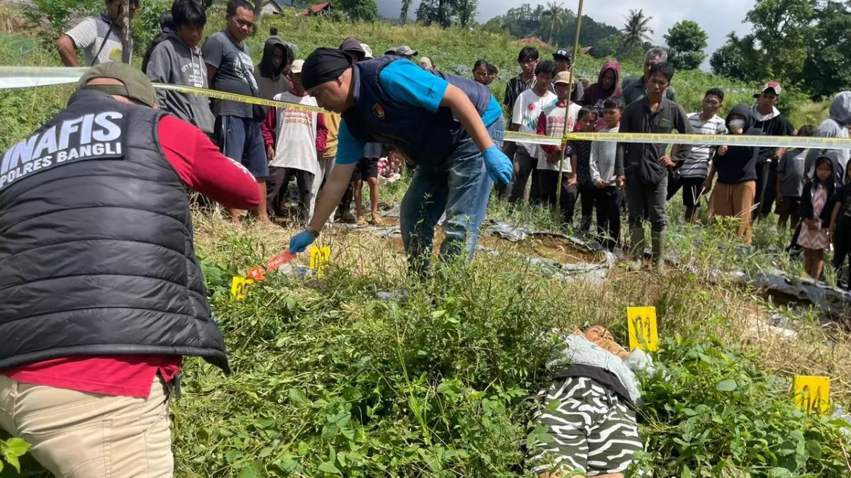 Polisi melakukan olah TKP di lokasi penemuan mayat seorang perempuan di Banjar Bukit Tungtung, Desa Songan B, Kecamatan Kintamani. (Foto Polsek Kintamani) 