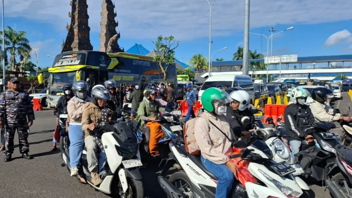 Arus penyeberangan di lintasan Ketapang–Gilimanuk mengalami peningkatan tajam. Kepadatan terjadi terutama pada kendaraan pengangkut logistik, mobil penumpang, hingga sepeda motor. (Foto M. Basir) 
