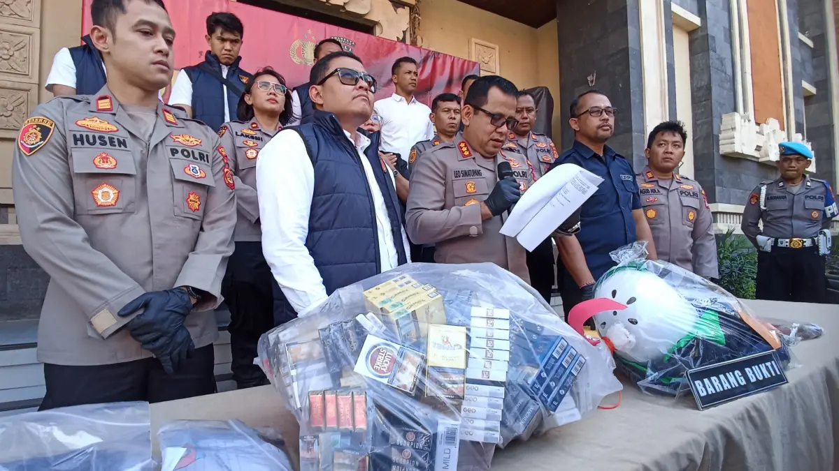 Kapolresta Denpasar Kombes Pol Leonardo D. Simatupang menunjukkan barang bukti hasil pengungkapan 28 kasus tindak pidana 4C selama Mei 2026 di Mapolresta Denpasar, Senin (25/5) kemarin. (Foto Adrian Suwanto) 