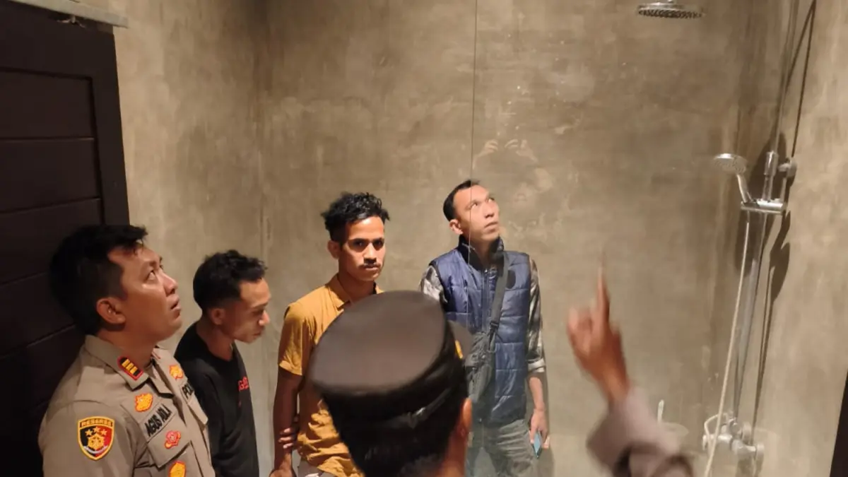 Petugas kepolisian saat melakukan olah TKP di lokasi ditemukannya WNA asal Jerman yang diduga meninggal akibat tersengat listrik dari water heater di kawasan Sanur, Denpasar Selatan. (Foto Adrian Suwanto) 
