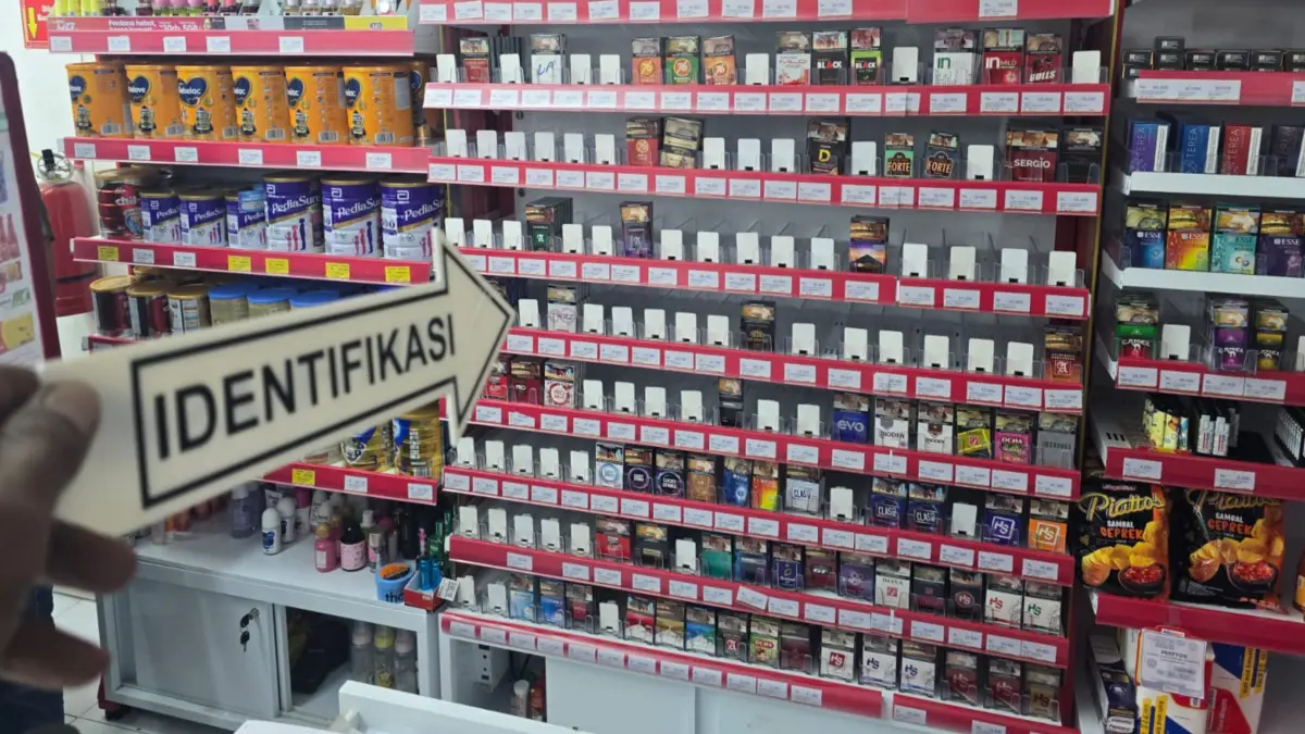 Polisi melakukan olah TKP di minimarket Alfamart Sidakarya 61 di Jalan Sidakarya, Denpasar Selatan, Selasa dini hari (5/5) lalu. (Foto Adrian Suwanto) 