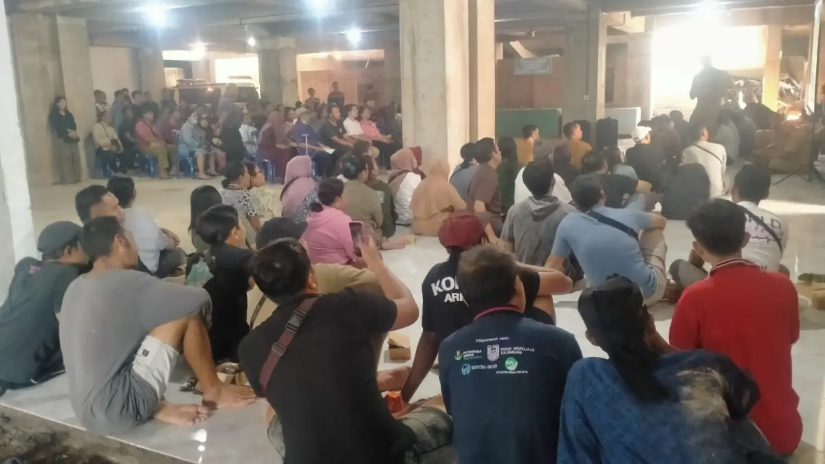 Puluhan pedagang di Pasar Pesiapan, Dauh Pala, Desa Dauh Peken Tabanan mengikuti sosialisasi terkait rencana Pemkab Tabanan yang bakal melakukan revitalisasi terminal Pesiapan Tabanan.  (Foto Juliadi) 