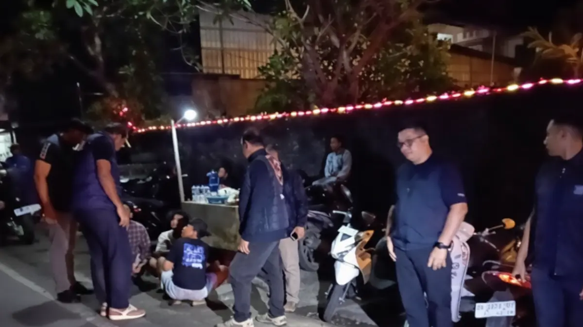 Sekelompok pemuda terlihat mengepung salah satu tempat hiburan malam di pinggir Jalan Raya Singaraja–Gilimanuk, Desa Anturan, Kecamatan Buleleng. (Foto Polres Buleleng)&nbsp;