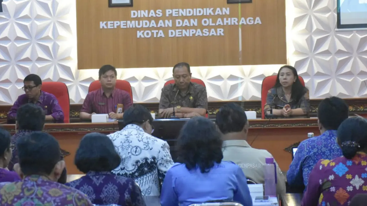Momen penandatanganan Komitmen Bersama Sistem Penerimaan Murid Baru (SPMB) Tahun 2026 yang digelar di Kantor Disdikpora Kota Denpasar, Selasa (26/5) kemarin. (Foto Adrian Suwanto) 