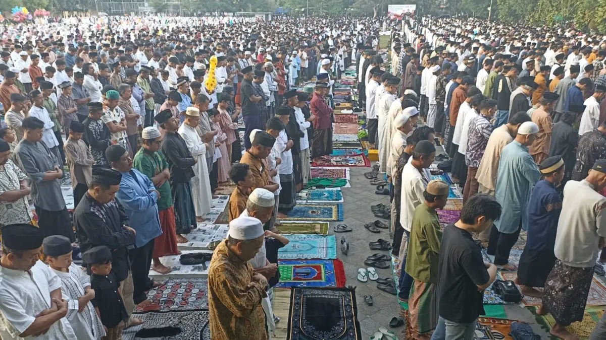Suasana di Lapangan Lumintang, Denpasar Utara saat pelaksanaan salat Idul Adha tahun sebelumnya. Lokasi ini kembali menjadi salah satu titik sentral pelaksanaan ibadah pada Rabu (27/5) mendatang.(Foto Adrian Suwanto) 