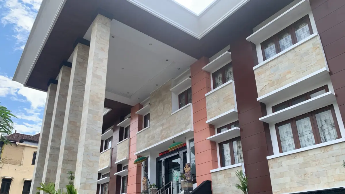 Kadek Aditya Pradnyana Putra, 19, yang terbukti melakukan serangkaian tindak pidana pencurian di wilayah hukum Gianyar. Dia divonis p enjara setahun di PN Gianyar. (Foto PN Gianyar) 