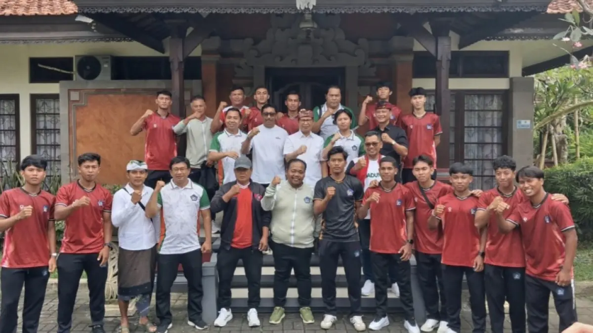 Bupati Badung I Wayan Adi Arnawa bersama Ketua KONI Badung I Made Sutama melepas keberangkatan skuad PS Badung menuju putaran nasional Liga 4 di Rumah Jabatan Bupati Badung, Rabu (27/5) lalu. (Foto Koni Badung)&nbsp;