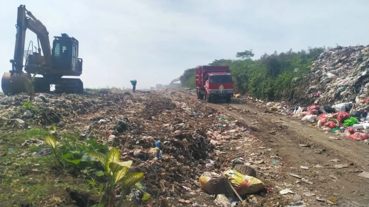 Suasana truk pembuangan sampah di TPA Mandung, Sembung Gede, Kerambitan, Tabanan.(Foto Juliadi)&nbsp;
