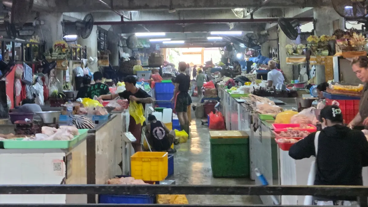 Aktivitas di Pasar Badung. (Foto Marsellus Pampur) 