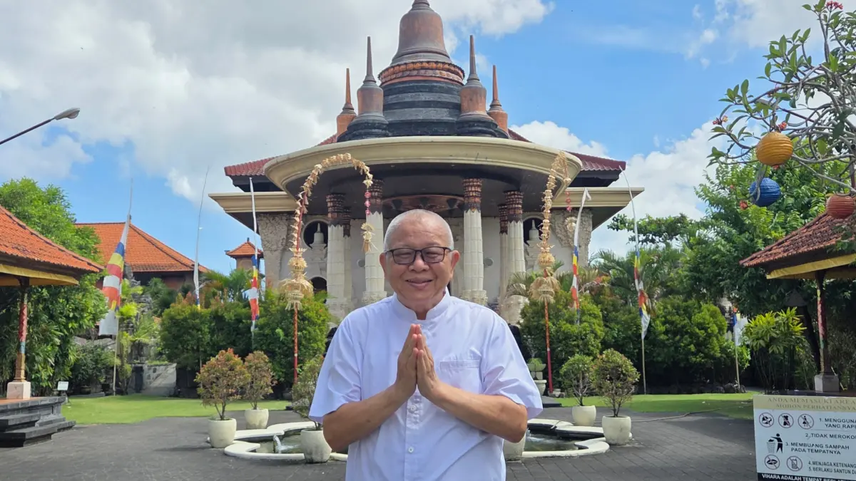 Oscar Naib Wanouw, Ketua Majelis Agama Buddha Indonesia Provinsi Bali (MAGABUDHI), menyampaikan makna peringatan Trisuci Waisak yang mengajak umat bersumbangsih bagi negeri. (Foto Marsellus Nabunome Pampur) 