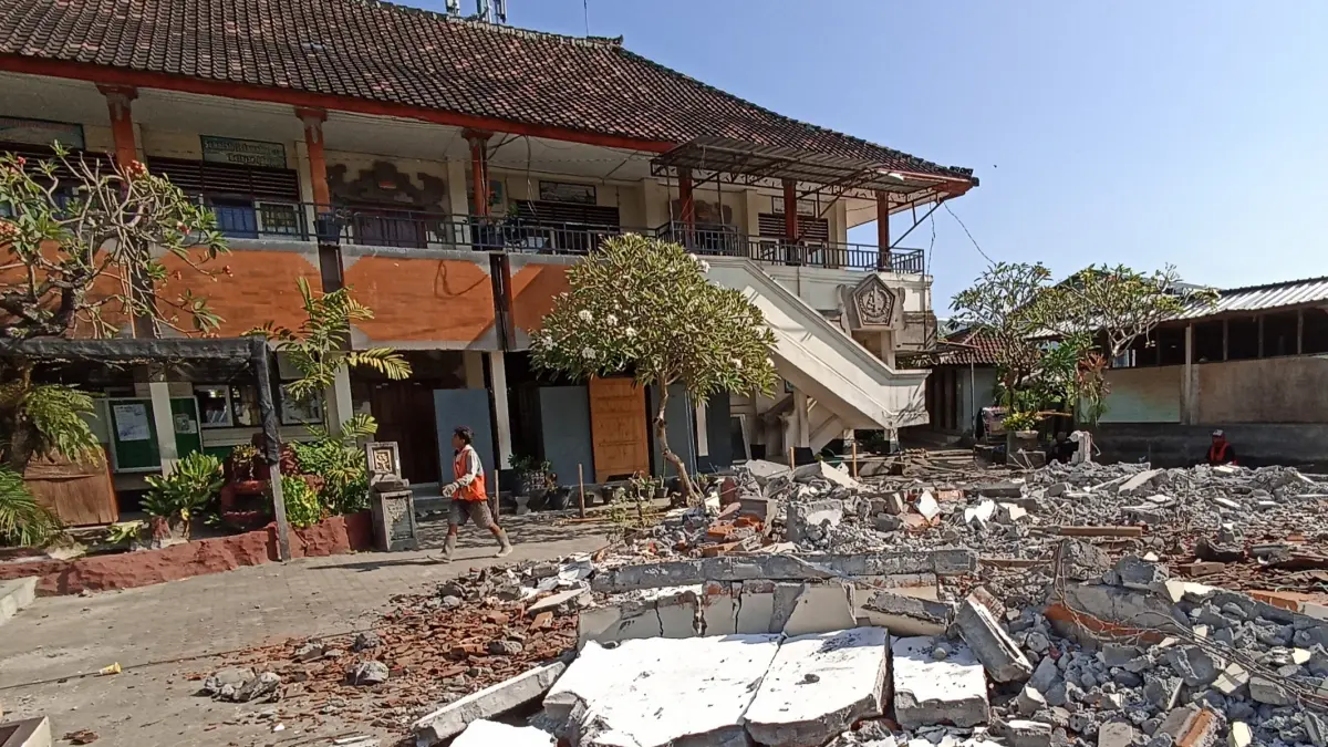 Proses pembangunan ruang kelas baru bertingkat di SDN 23 Pemecutan yang saat ini sedang dalam tahap pengerjaan. (Foto Adrian Suwanto) 