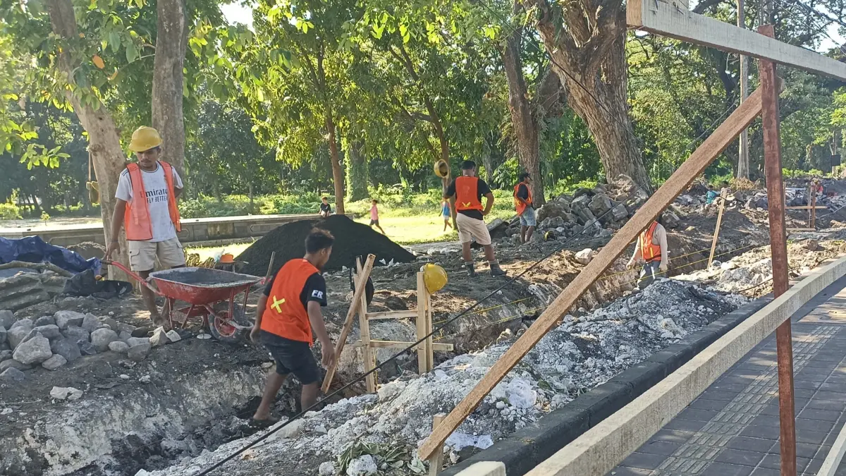 Proses pengerjaan pembangunan tembok pembatas sebagai bagian dari penataan kawasan Setra Badung. (Foto Adrian Suwanto) 