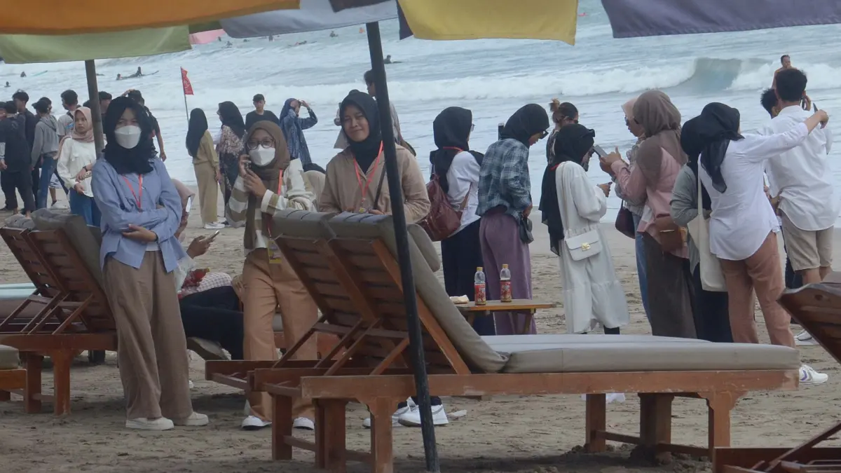 Suasana Pantai Kuta yang dipadati wisatawan domestik saat momen libur cuti bersama dan libur sekolah berlangsung.(Foto Adrian Suwanto) 