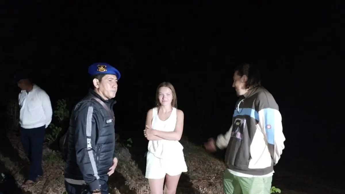 Petugas gabungan dari Satpolairud Polresta Denpasar, Basarnas Denpasar, dan Linmas Desa Pecatu melakukan evakuasi terhadap dua wisatawan asal Rusia yang terjebak di tebing Pantai Padang-Padang, Desa Pecatu, Kuta Selatan, Badung, Sabtu (30/5) malam. (Foto Adrian Suwanto) 