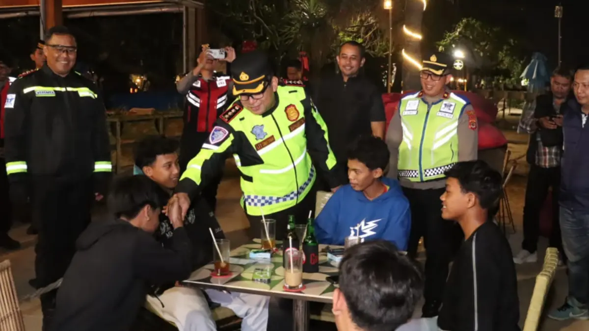 Kapolresta Denpasar Kombes Pol Leonardo D. Simatupang memimpin apel sebelum pelaksanaan patroli skala besar di kawasan Kuta, Sabtu (30/5) malam. Sebanyak 178 personel gabungan diterjunkan untuk mengantisipasi gangguan keamanan dan menjaga ketertiban kawasan pariwisata.(Foto Adrian Suwanto) 