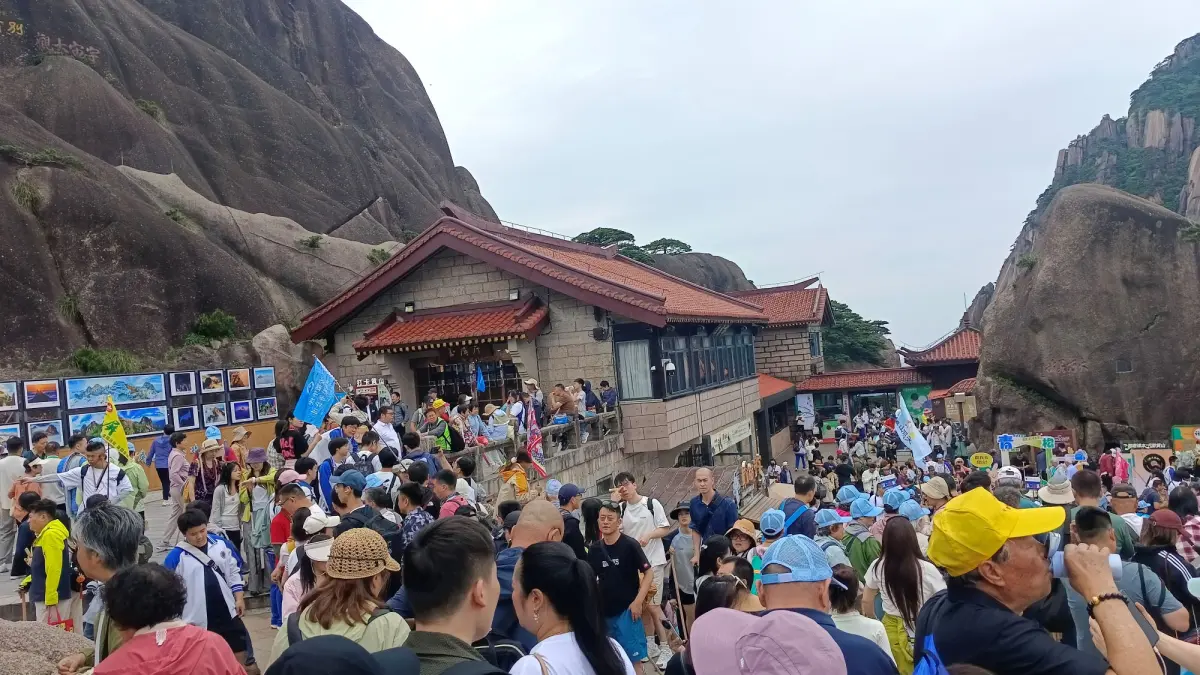 Jurnalis Jawa Pos Radar Bali bertemu dengan dua warga Indonesia saat berkunjung ke Yellow Mountain. Objek wisata ini merupakan salah satu destinasi favorit masyarakat Tiongkok. (Foto Eka Prasetya) 
