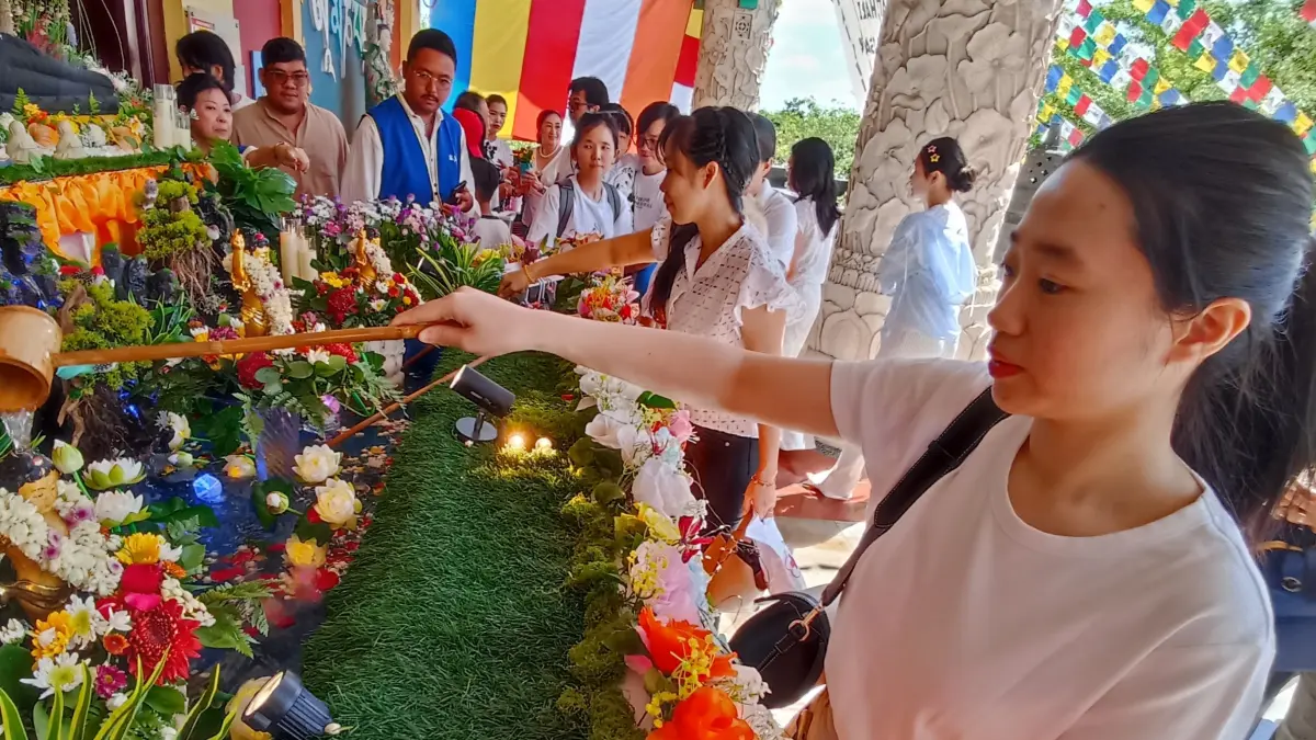 Ratusan umat Buddha memadati Vihara Buddha Dharma Bali yang terletak di kawasan Legian, Kuta, Badung. (Foto Adrian Suwanto)&nbsp;