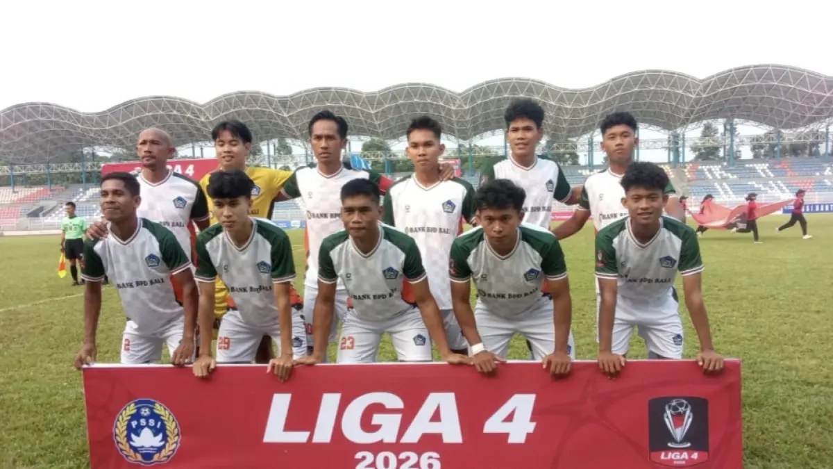 Skuad inti PS Badung berfoto bersama sebelum memulai pertandingan melawan Villa 2000 B Tangerang dalam laga pembuka Grup A Liga 4 Piala Presiden 2026 putaran nasional di Stadion Benteng Reborn, Sabtu (30/5) lalu. (Istimewa) 