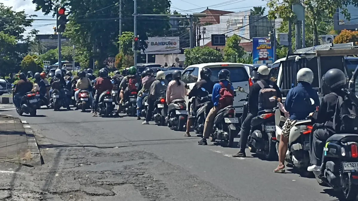 Suasana di persimpangan Tohpati yang sering mengalami kepadatan lalu lintas, terutama pada jam berangkat dan pulang kerja. (Foto Adrian Suwanto) 
