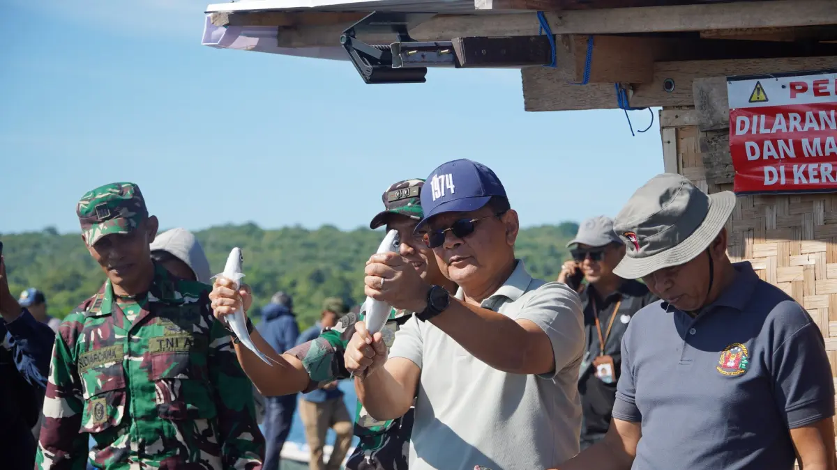 Suasana panen ikan bandeng di Keramba Jaring Apung milik KUB Bunga Indah. Kecamatan Gerokgak kini dikembangkan menjadi pusat budidaya bandeng berkualitas premium.(Foto Pemkab Buleleng)&nbsp;