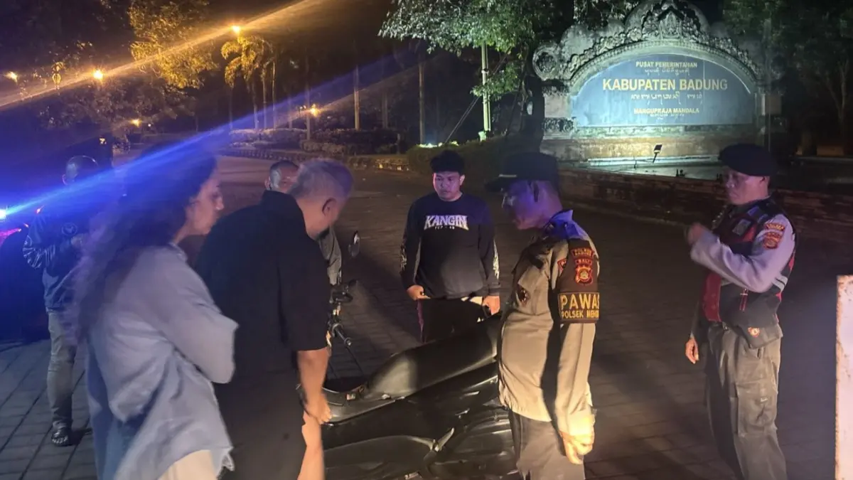Petugas kepolisian meminta keterangan korban penjambretan di Jalan Raya Padang Luwih, depan Family Laundry, Desa Dalung, Kecamatan Kuta Utara, Badung, Jumat (30/5) dini hari. (Istimewa) 