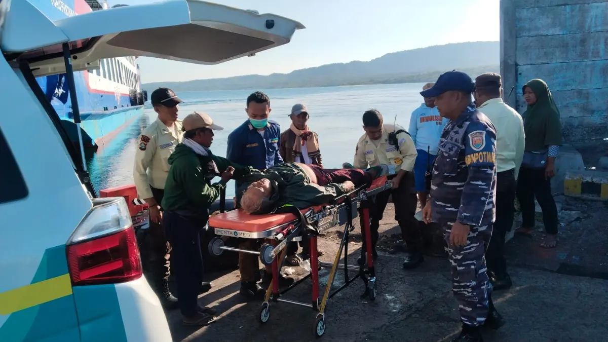 Petugas Pos Angkatan Laut Gilimanuk dan tim kesehatan memberikan pertolongan kepada penumpang yang tiba-tiba merasa lemah di area dermaga Pelabuhan Gilimanuk, Senin (1/6)kemarin. (Foto AK Gilimanuk) 