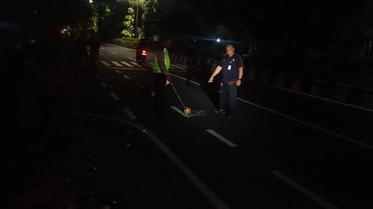 Petugas Satuan Lalu Lintas Polresta Denpasar melakukan olah tempat kejadian perkara kecelakaan tunggal di Jalan PB Sudirman, Denpasar, Senin (1/6/2026) malam. (Istimewa) 