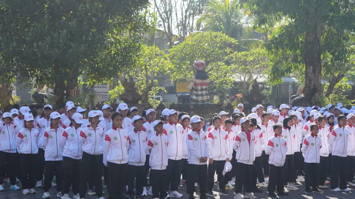  Suasana acara pelepasan kontingen Pekan Olahraga Pelajar (Porjar) Kabupaten Tabanan yang berlangsung di halaman Kantor Bupati Tabanan, Senin (1/6) kemarin. (Foto Juliadi) 