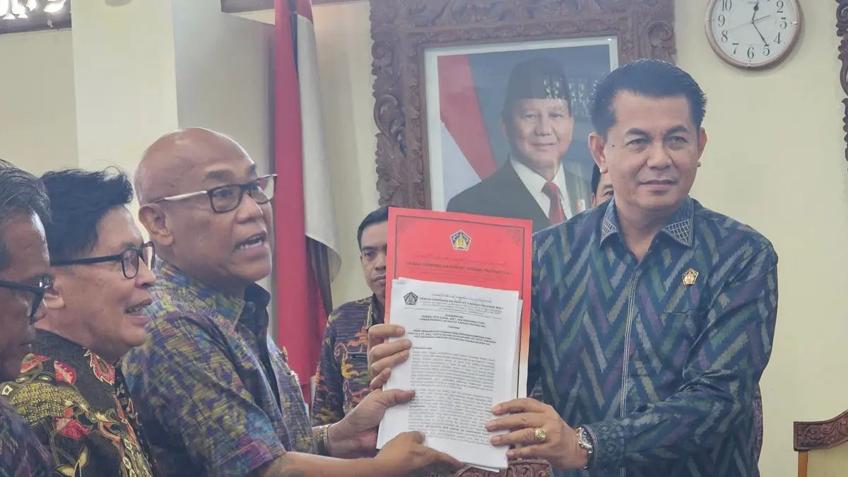Panitia Khusus Tata Ruang, Aset, dan Perizinan (Pansus TRAP) DPRD Bali menyerahkan dua dokumen rekomendasi kepada pimpinan DPRD Bali di lantai 3 Gedung DPRD Bali, Selasa (2/6). Masing-masing dokumen memuat sembilan butir arahan, namun difokuskan pada dua kasus yang proses pengawasannya telah selesai dan bersifat final. (Foto Ni Kadek Novi Febriani) 

&nbsp;
