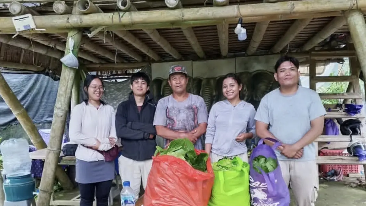 Kadek Melon (tengah) berdiskusi dengan mahasiswa pertanian yang sedang melakukan studi lapangan di lahan pertanian organik miliknya di Baturiti, Tabanan. (Istimewa) 
