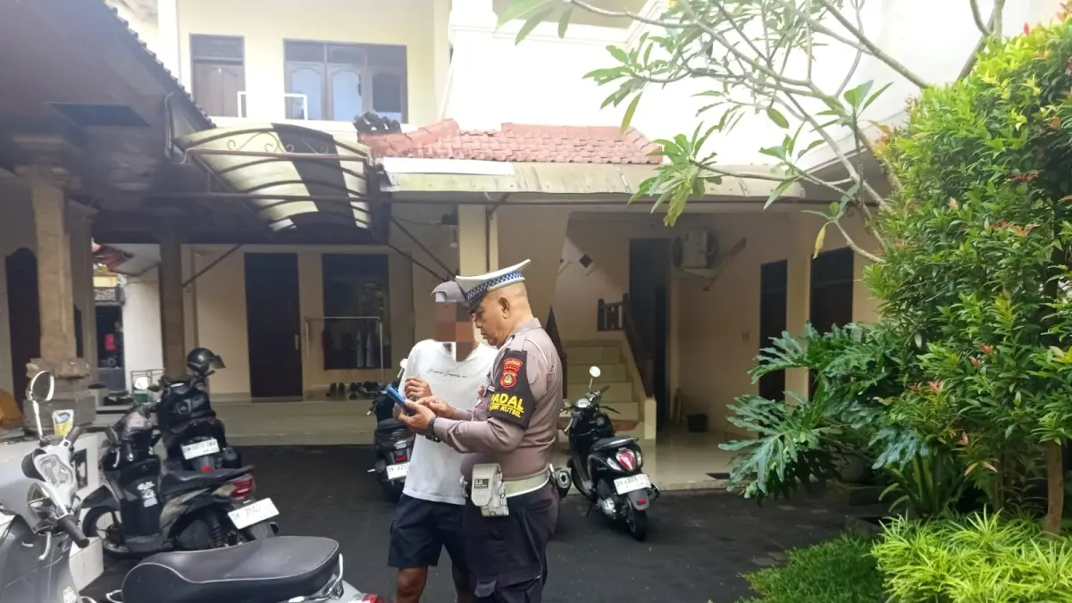Personel Polsek Kuta Selatan mendatangi lokasi yang dilaporkan melalui layanan Call Center 110 terkait dugaan penipuan di kawasan Jalan Siligita, Benoa, Kuta Selatan. (Istimewa) 